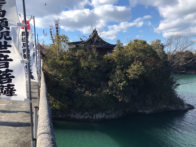 小山寺　橋から中の島