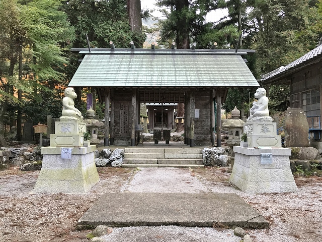 鳴谷神社　狛猿と拝殿