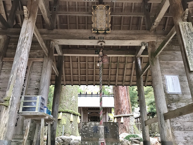 鳴谷神社　拝殿前