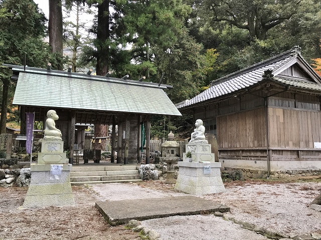 鳴谷神社　拝殿と神楽殿