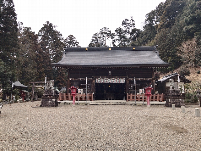 美濃八幡神社　境内と拝殿