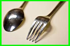 箸が使えずフォークとスプーンで食べます！それでも落とします2019:6:21のブログ用2