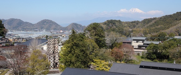 裏山の茶畑から望む韮山反射炉と富士山