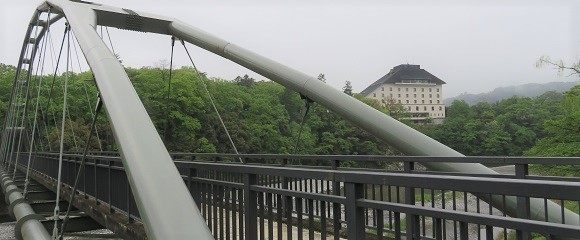 多摩川に架かる柳淵橋の袂から望む「かんぽの宿青梅」