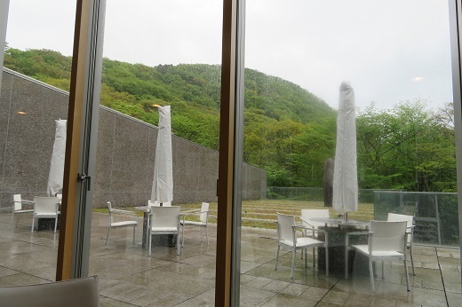 レストランからの小塚山の眺め