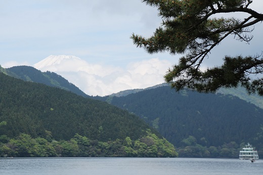 芦ノ湖湖畔から富士山山頂が2